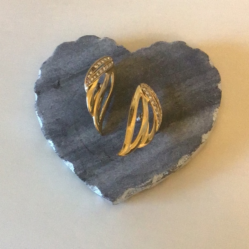 Vintage Monet Art Nuevo style post earring- good condition.missing 1 stone